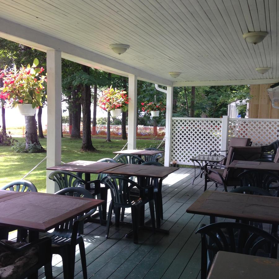 Auberge Les Blancs Moutons Saint-Laurent-de-l'ile d'Orleans Exterior foto